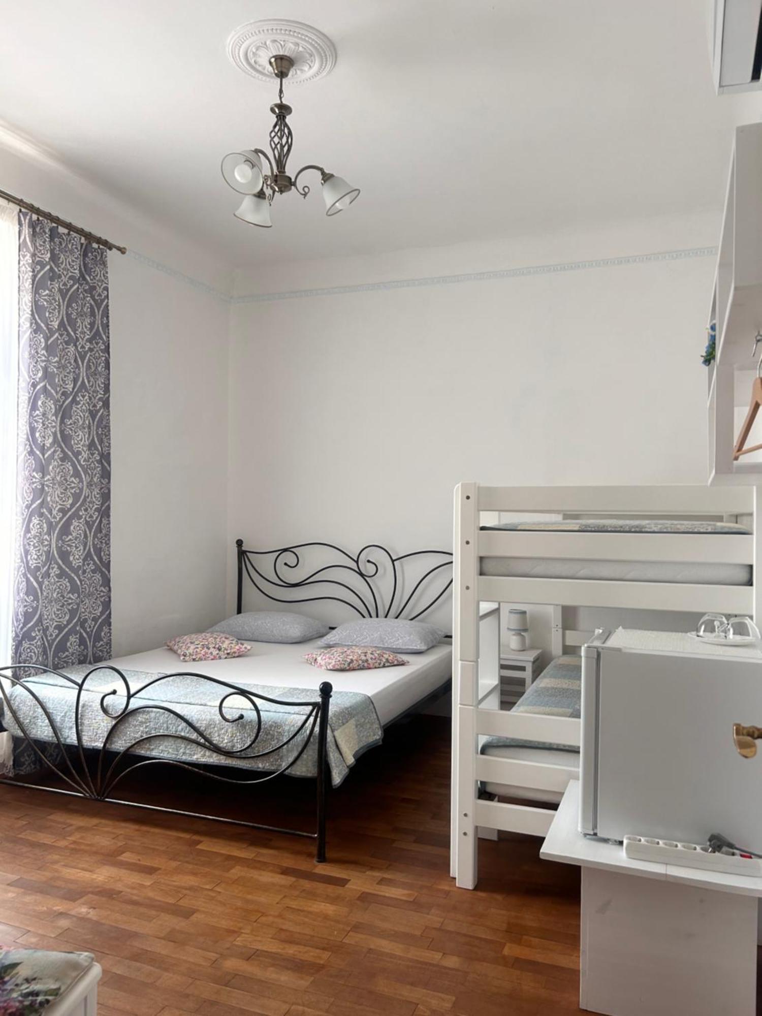 Guest House Izola Buitenkant foto